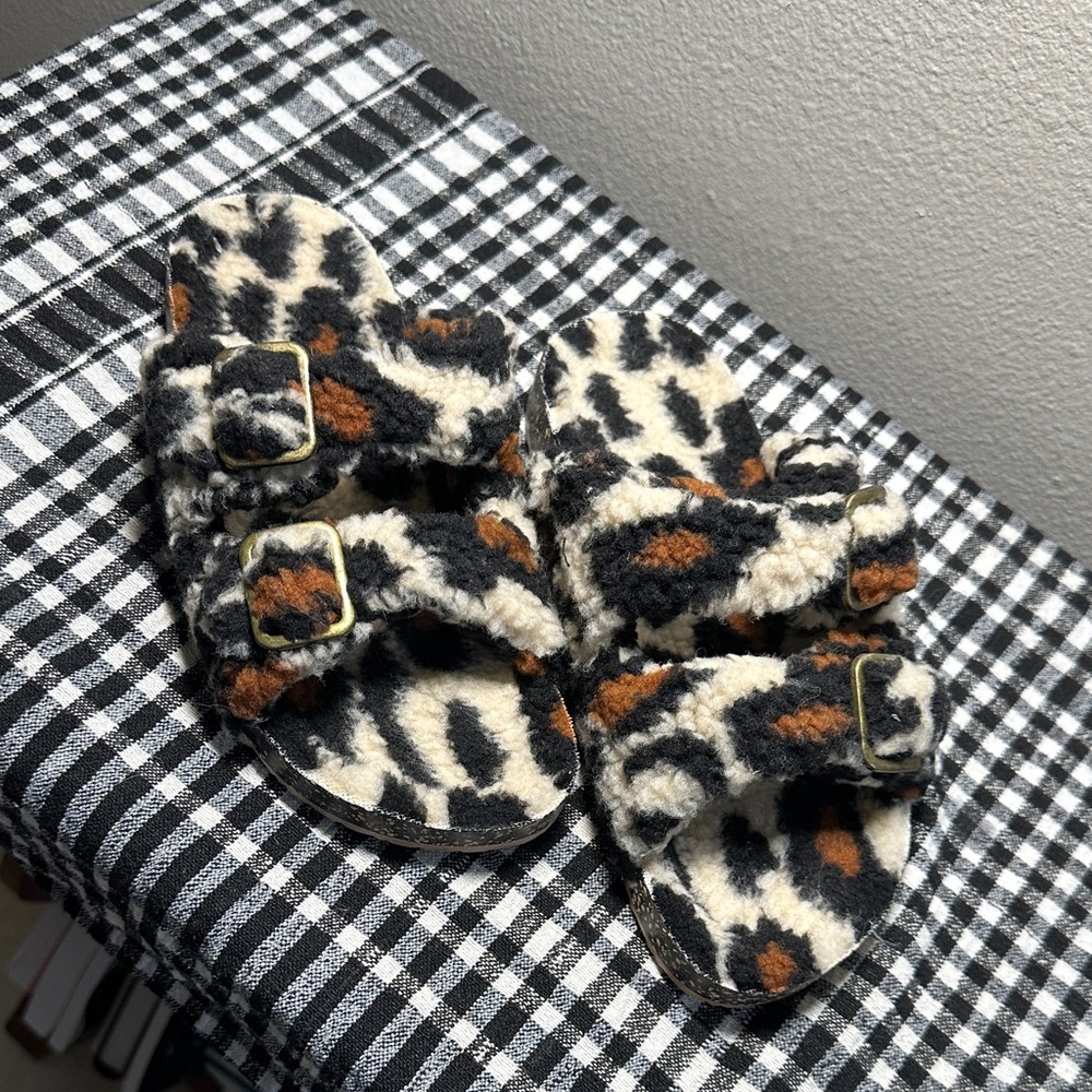 Leopard Print Fuzzy Sandals Sz 7 New never worn